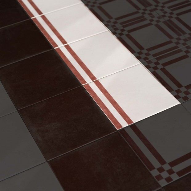 Piastrella decorata cementina bianco e brunito fascia