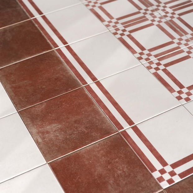 Piastrella decorata cementina bianco e brunito fascia