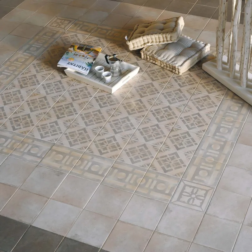 Piastrella decorata cementina fascia petali grigio