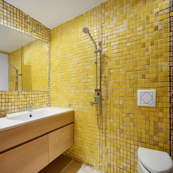 Piastrelle mosaico lucide giallo ambra 2x2 cm su rete 2